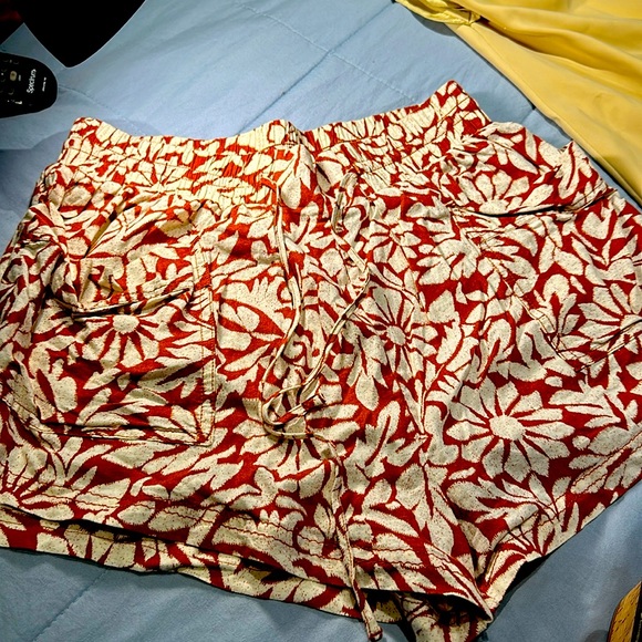 NWOT free people burnt brown in color with ivory, thecutest little loose shorts - Picture 1 of 9